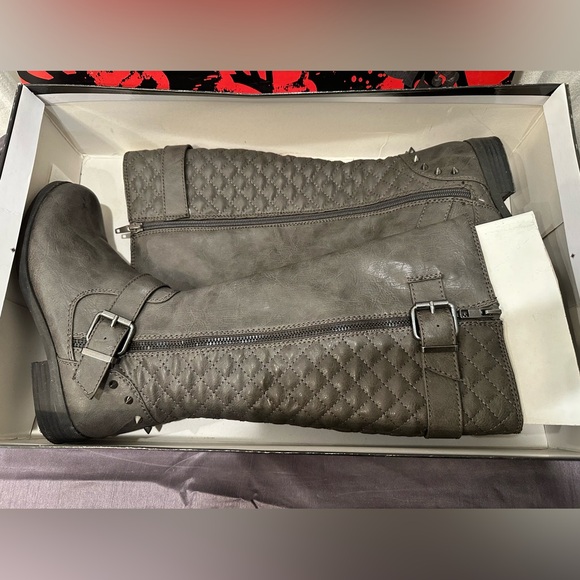 Tall gray quilted and studded boots - Picture 5 of 9